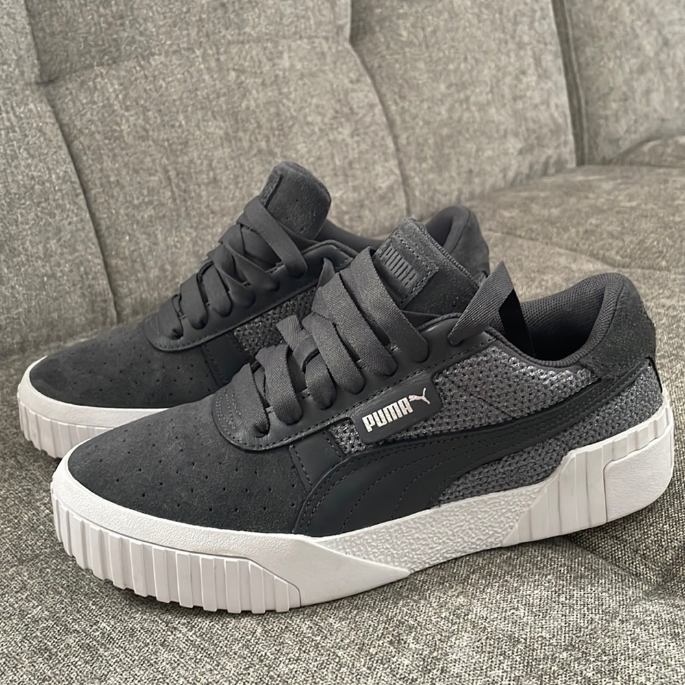 Puma gray suede leather snickers.